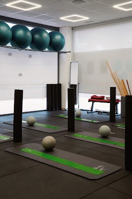Sala preparada para las clases de Fisiopilates en Clínica Stability